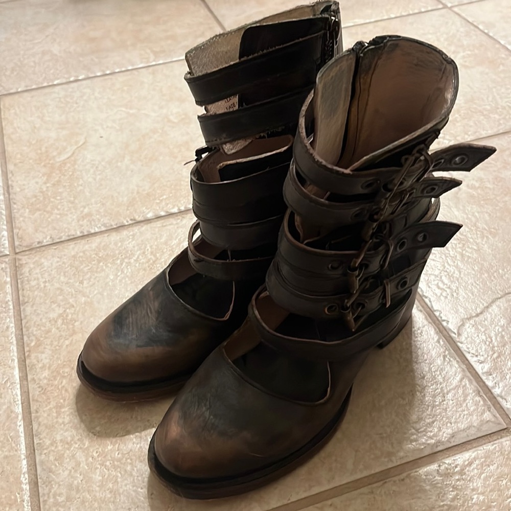 Freebird Clover boots distressed blue